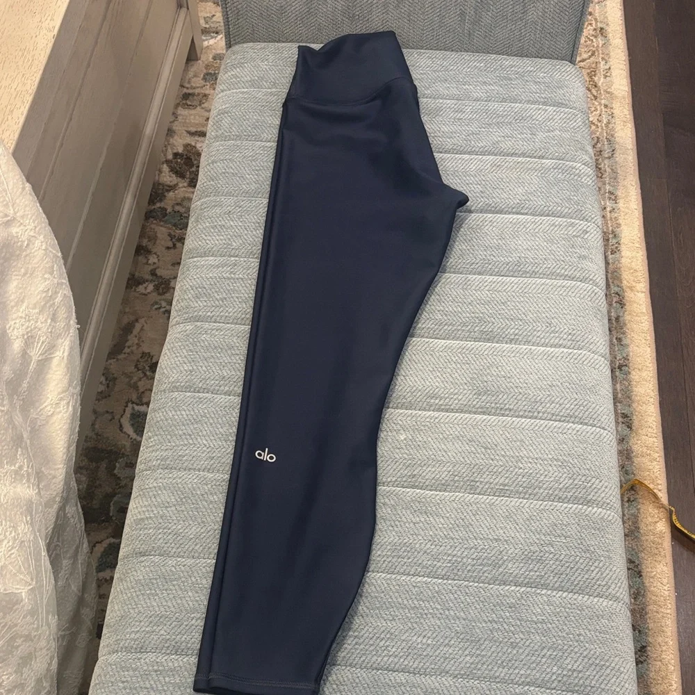 ALO Yoga Navy Leggings 7/8 AirLift Legging. Has a shine to the legging. - Picture 2 of 6